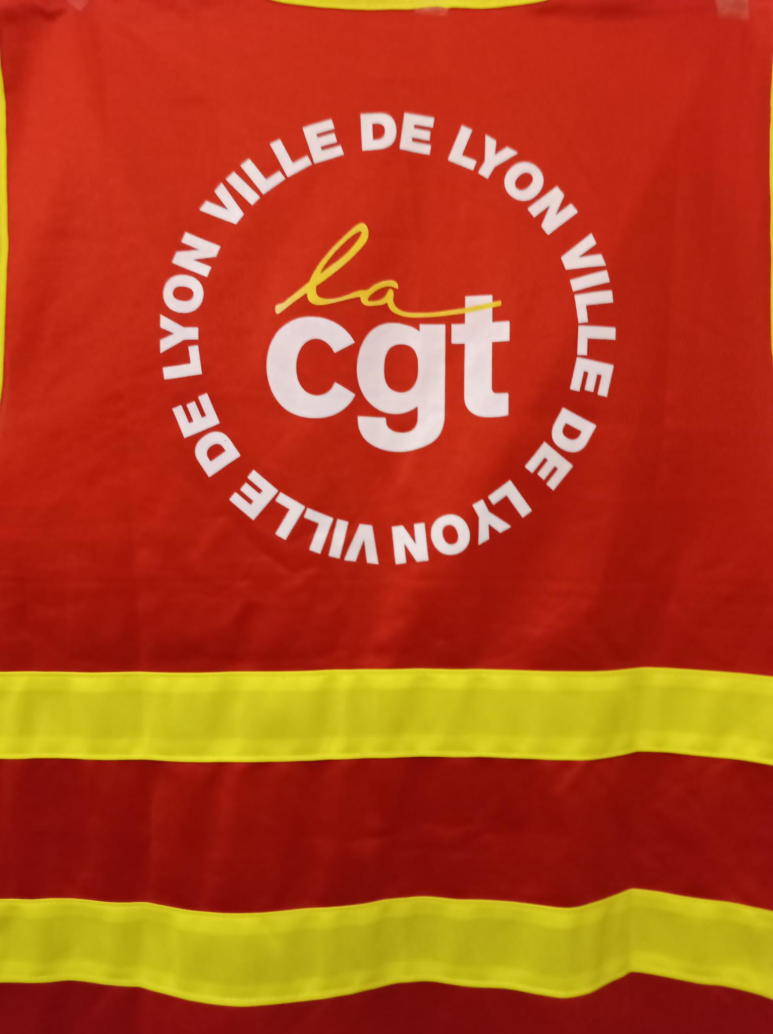 Chasuble CGT Ville de Lyon vue de dos, reconnaissable avec le logo sur fond rouge et les deux bandes jaunes en dessous.